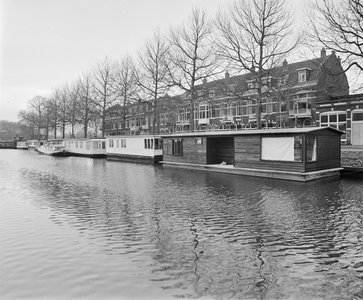 858742 Afbeelding van woonboten langs de Leidsekade te Utrecht (tussen de J.P. Coenbrug en de Abel Tasmanbrug). Rechts ...